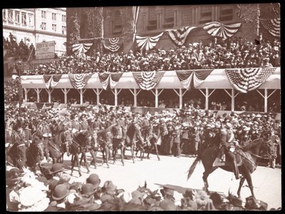 Uitzicht op de menigte en een gemonteerde militaire groep in de Dewey Parade op Fifth Avenue, New York, 1899 door Byron Company